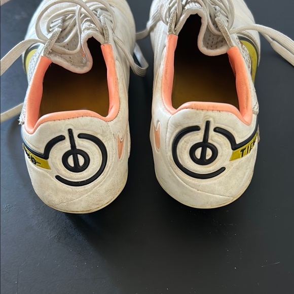 Nike Tiempo Girls Cleats - EUC - Size 4.5 - Picture 4 of 7